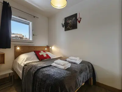 Bequemes Doppelbett im Schlafzimmer