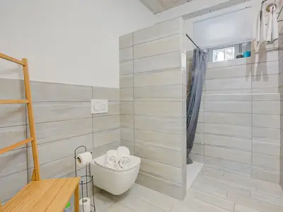 Badezimmer mit Dusche