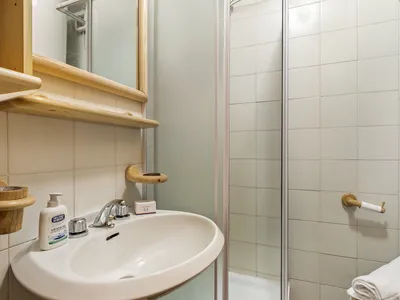Badezimmer mit Dusche