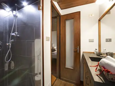 Badezimmer mit Dusche