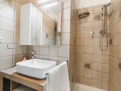 Badezimmer mit Dusche