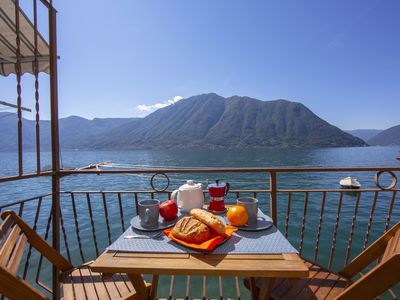 Romantischer Blick auf den See von der Terrasse des Anwesens