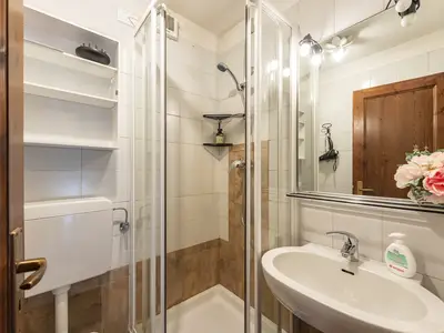 Badezimmer mit Dusche