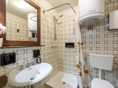 Badezimmer mit Dusche