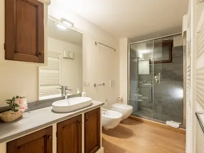 Badezimmer mit Dusche