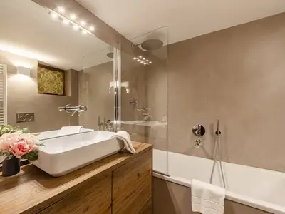 Badezimmer mit Badewanne