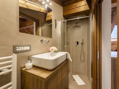 Badezimmer mit Dusche