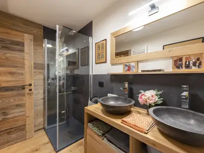 Badezimmer mit Dusche