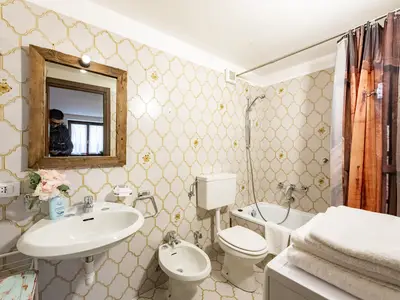 Badezimmer mit Badewanne