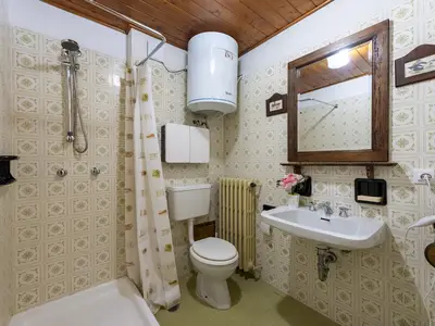 Badezimmer mit Dusche