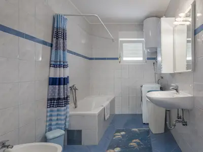 Badezimmer mit Badewanne