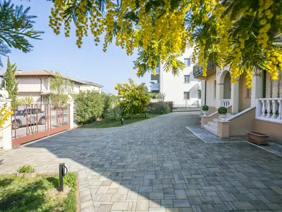 Außenansicht mit Gemeinschaftsgarten