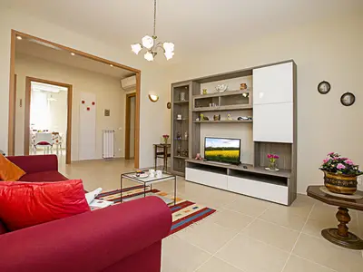 Das Wohnzimmer mit der separaten Küche im Hintergrund