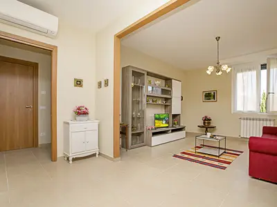 Das Wohnzimmer vom Flur aus gesehen