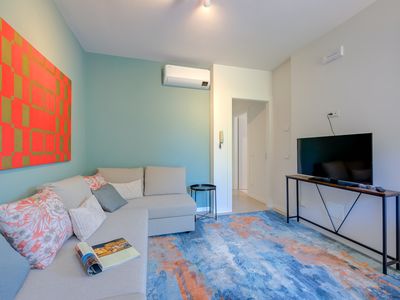 Wohnzimmer mit Sofa, Smart-TV und Wifi