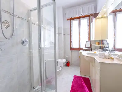 Das Badezimmer mit Dusche, Toilette und Bidet