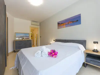 Doppelzimmer mit Beistelltisch und Kleiderschrank