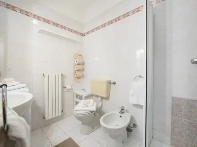 Badezimmer mit Dusche