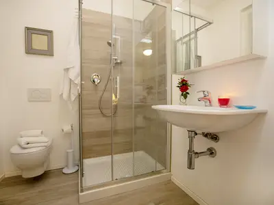 Modernes Badezimmer mit Dusche
