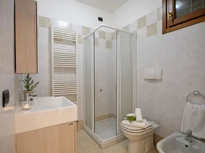 Badezimmer mit Dusche