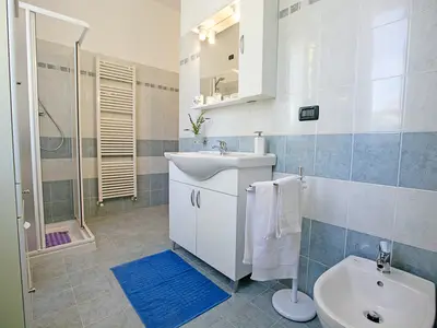 Grosses Badezimmer mit Dusche