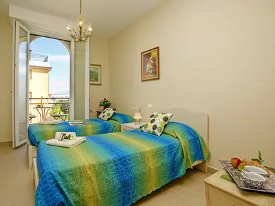 Zweites Schlafzimmer mit 2 Einzelbetten und Zugang zum Balkon