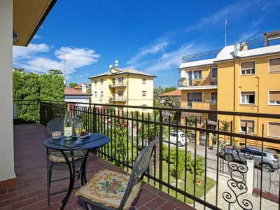Privater Balkon mit Blick auf den Garten