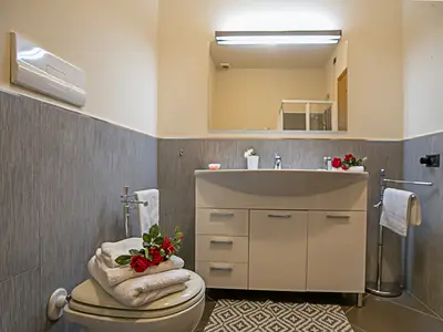 Das Badezimmer mit Toilette.