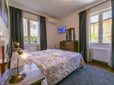 Das Hauptschlafzimmer mit Doppelbett