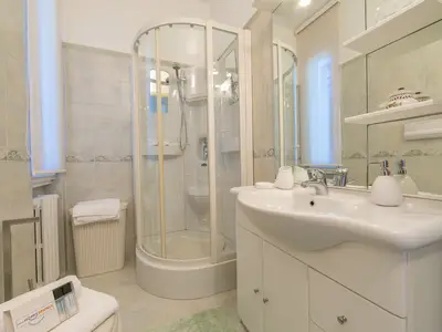 Das Badezimmer mit Dusche und Toilette