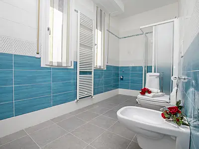 Das Badezimmer mit Dusche, WC und Bidet