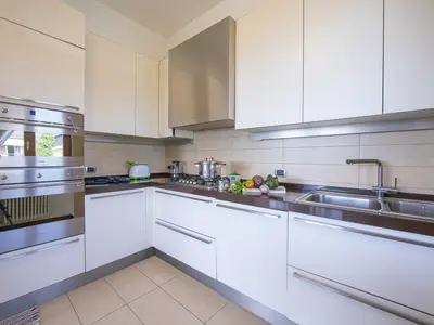 Die Küche mit Herd, Backofen und Mikrowelle