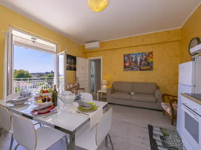 Das Wohnzimmer mit Ausgang auf den Balkon