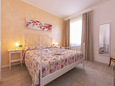 Das Badezimmer mit Badewanne/Dusche, Bidet und Toilette