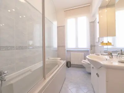 Das Badezimmer mit Badewanne/Dusche, Bidet und Toilette