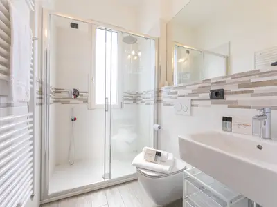 Das zweite Badezimmer mit Dusche und Toilette