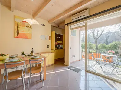 Wohnzimmer mit Esstisch und Küchenzeile