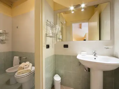 Vor-Badezimmer mit Waschbecken und Spiegel