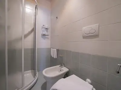 Badezimmer mit Dusche