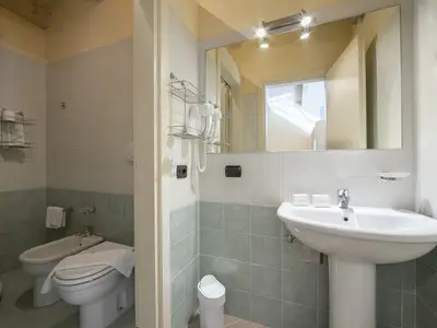 Vor-Badezimmer mit Waschbecken und Spiegel