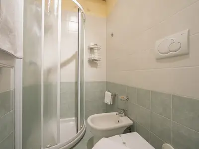 Badezimmer mit Dusche, Toilette und Bidet