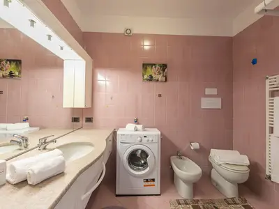 Badezimmer mit Dusche