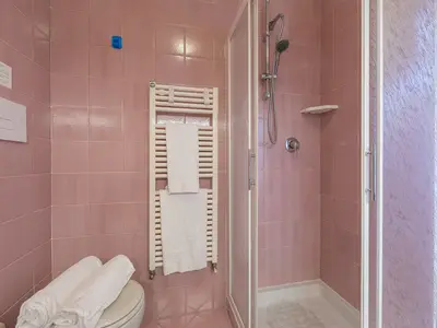 Badezimmer mit Dusche