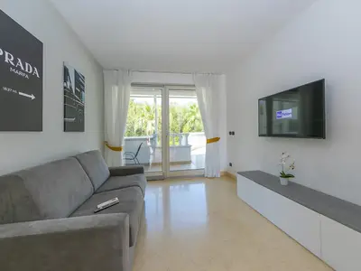 Wohnzimmer mit Schlafsofa und Tv