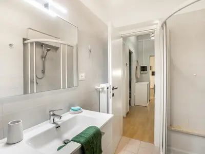 Badezimmer mit Dusche