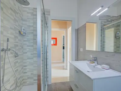 Badezimmer mit Dusche