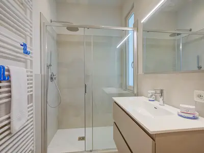 Badezimmer mit Dusche