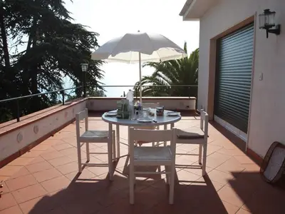 Private Terrasse mit Tisch und Stühlen