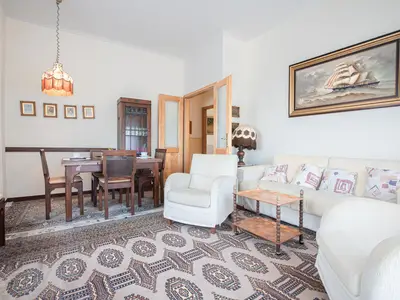 Wohnzimmer mit Sofa und Esstisch