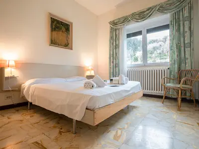 Zweites Schlafzimmer mit Doppelbett und Kleiderschrank